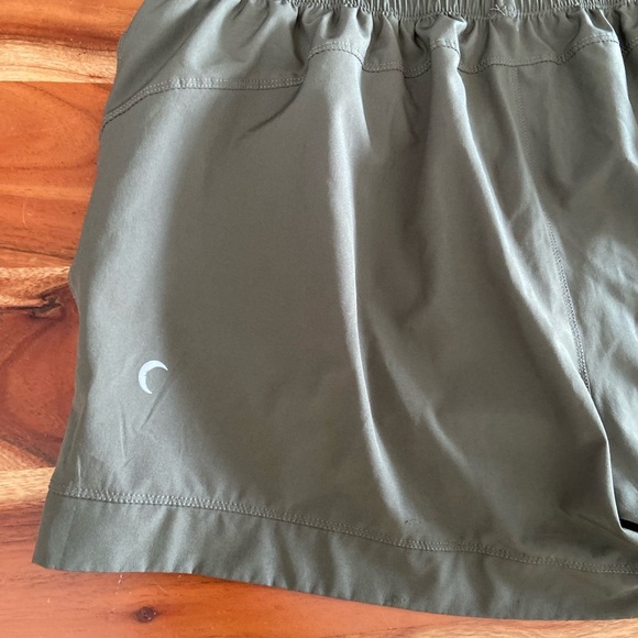 Zyia Active Pleated Workout Olive Green Pocket Mesh Lined Shorts - Picture 2 of 4